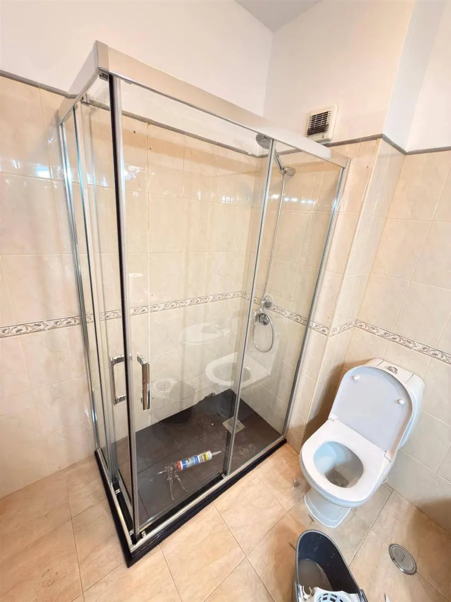 Cabine de duche nova com base escura instalada