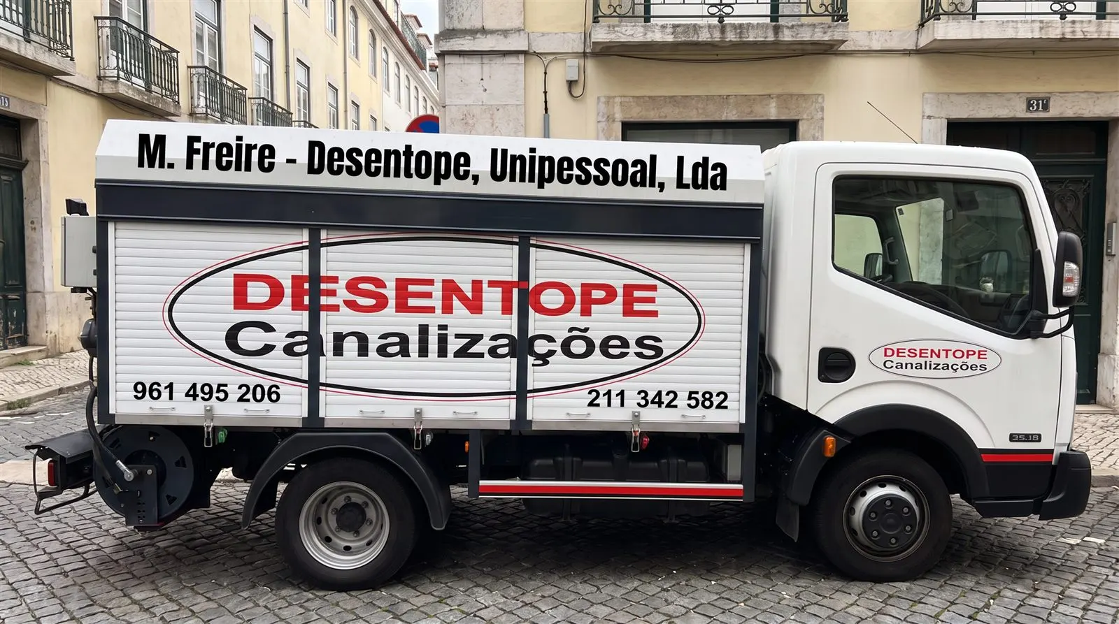 Camião de desentupimento da M. Freire - Desentope com logótipo, serviços e contactos na lateral