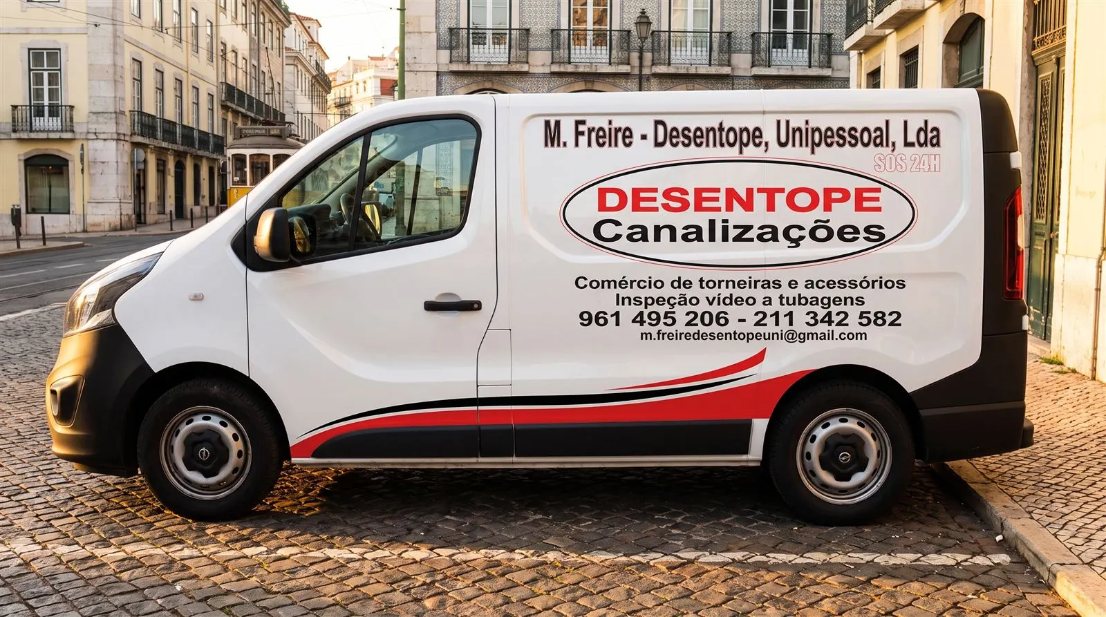 Carrinha Opel Vivaro da Desentope Canalizações com logótipo e contactos na lateral