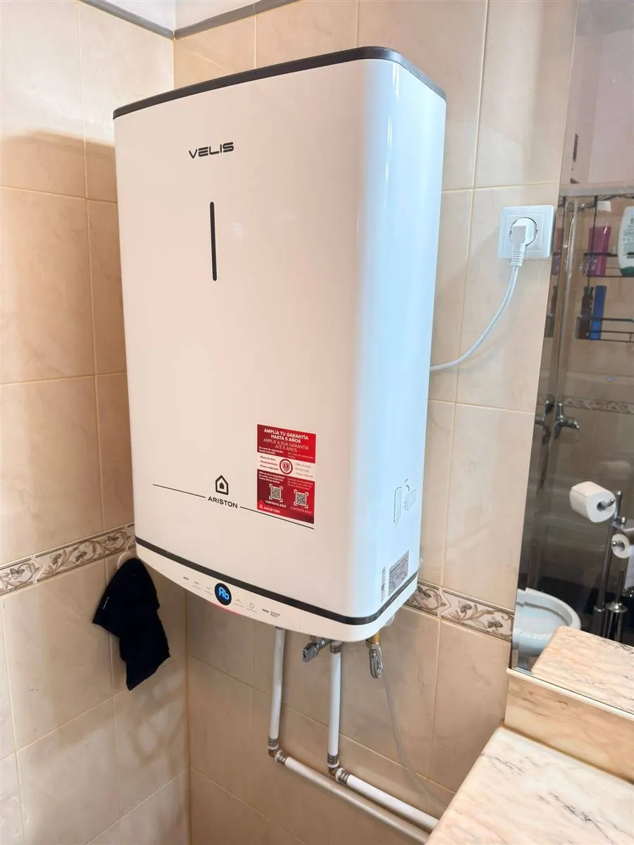 Termoacumulador novo instalado numa casa de banho